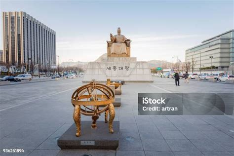 Patung Raja Sejong Di Alunalun Gwanghwamun Foto Stok Unduh Gambar