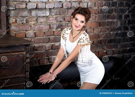 Mooie Vrouw In Witte Kleding Stock Afbeelding Image Of Magisch Mooi 49806555