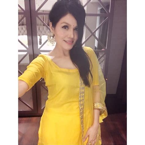Sonukakkar Selfie Wearing Yellow Bollywood Fashion Fashion Long Tops