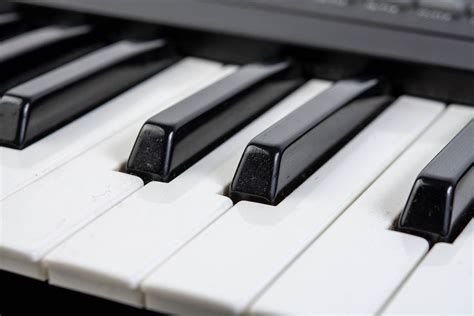 Nahaufnahme Von Weißen Und Schwarzen Tasten Eines Synth Keyboards