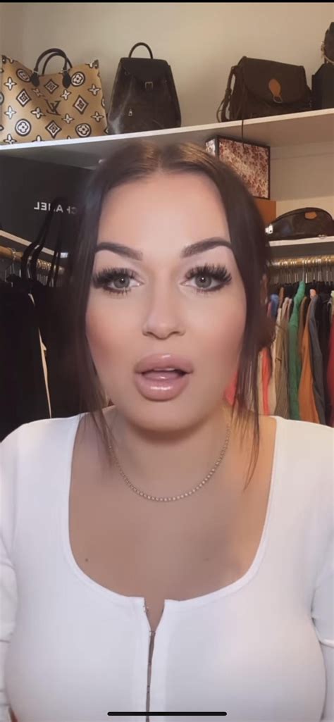 i can t get over her lopsided booty hole lips she keeps so much lip gloss on them it makes them
