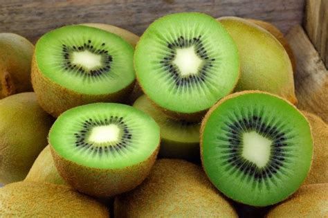 Auf der welt gibt es sehr viele exotische früchte, die nicht nur interessant aussehen, sondern auch einen unwiderstehlichen geschmack haben. Bild: 7 - Exotische Früchte: Kiwi