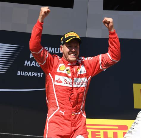 Sebastian vettel hat beim grand prix von ungarn verbal und auch äußerlich zeichen für toleranz und menschenrechte gesetzt. Formel 1: Sebastian Vettel siegt in Ungarn - Streit bei ...