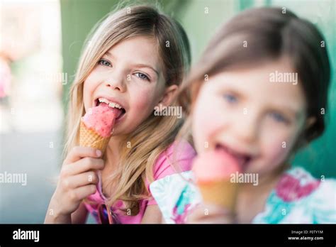 Zwei Junge M Dchen Essen Eis Stockfotografie Alamy