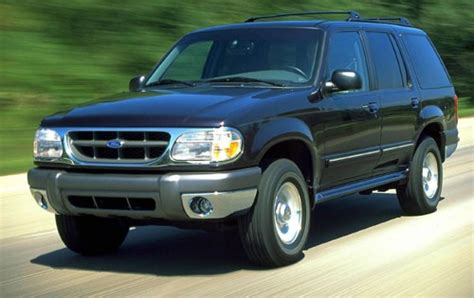 After the previous year's exterior redesign. 2000 Ford Explorer - Information and photos - ZombieDrive