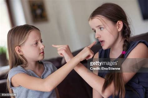 Sisters Finger Each Other Fotografías E Imágenes De Stock Getty Images