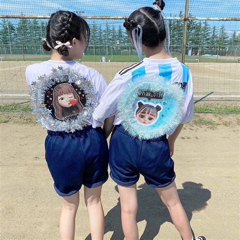【くらくら】体育祭・クラスマッチ・文化祭・学校祭はinstagramを利用しています 「仲良し2人組の素敵な📸 快晴の中オリジナルのうちわとサッカーシャツが映えますね😍💕 今回は
