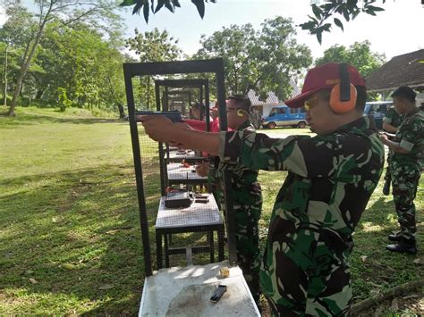 Program latihan certified security guards (csg). Perwira Lanud Smo Latihan Menembak