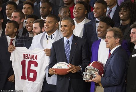 Barack Obama Honors Alabamas Championship Football Team Daily Mail