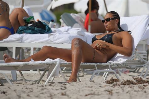 Free Liz Cambage Shows Off Body In A Tiny Black Bikini On The Beach In