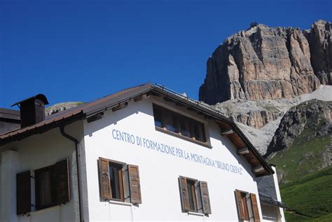 Vite In Viaggio Il Rifugio Viel Del Pan Una Terrazza Sulla Marmolada