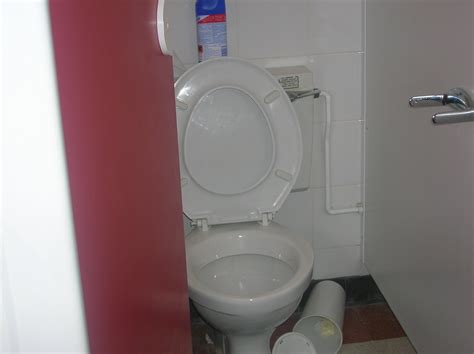 Home Dressing Room Highbury Toilet Players Toilet At Hig Flickr