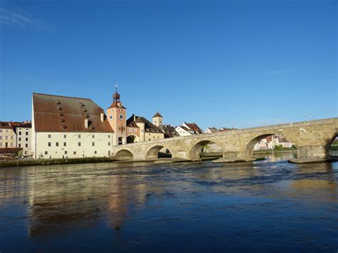 steinerne brücke in regensburg das wahrzeichen der unesco welterbestadt