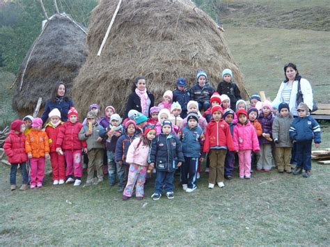 Grupa Albinutelor La Plimbare Prin Satul Talmacel