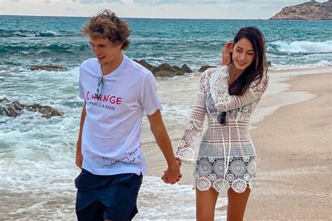 Brenda patea, girlfriend of alexander zverev, looks into the camera. Chi è Brenda Patea? L'ex fidanzata di Alexander Zverev ...