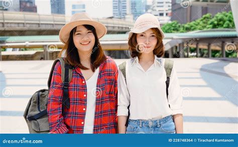 mochila asiática viajante casal lgbt lésbica viaja em bangkok thailândia feliz jovem fêmea