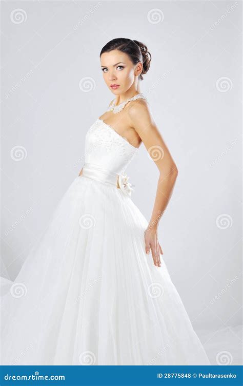 Jeune Belle Femme Portant La Robe Luxueuse De Mariage Photo Stock