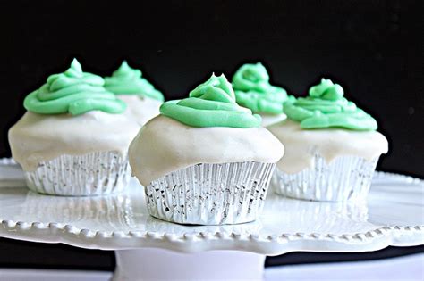 Green Velvet Creamcheese Cupcakes With Mint Buttercream Belle Vie