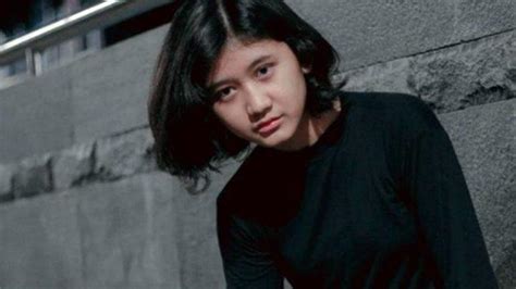 Belakangan ini viral seorang gadis bernama amel yang disebut mirip dengan almarhum nike ardilla. Terawang Karir Amel, Paranormal Ini Malah Soroti Foto Nike ...