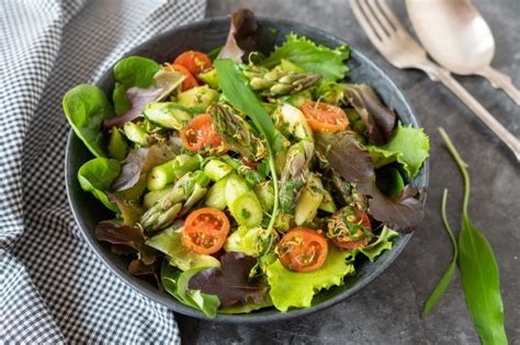 Gr Ner Spargel Salat Mit B Rlauch Tilia Ern Hrungsberatung