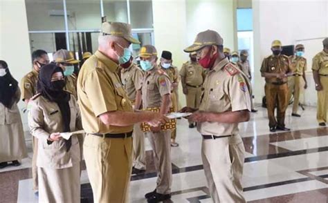 Surat pernyataan pelantikan dan berita acara pelantikan jabatan fungsional jenjang utama dilegalisir (bagi yang naik pangkat ke gol iv/d keatas. 315 ASN Balut Terima SK Kenaikan Pangkat - Banggai Raya