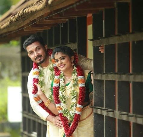 Pin By Aswany Mohan On Couples Outfits For Wedding Wedding Couple Pictures Indian Wedding