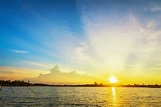 Hermoso paisaje del atardecer con cielo azul sobre el lago | Foto Premium