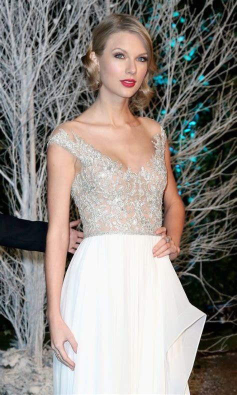 Taylor Swift Dazzles In Reem Acra At The Winter Whites Gala Fashion