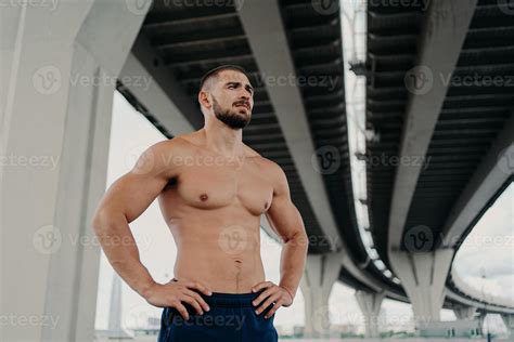 el modelo de fitness masculino atlético mantiene las manos en las poses