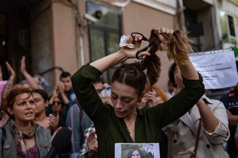 en images le soulèvement des femmes iraniennes après la mort de mahsa amini soutenu partout