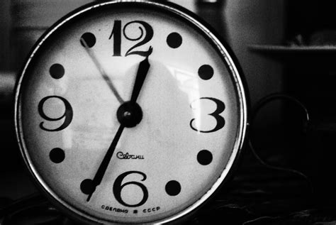 Fotos Gratis Reloj Mano En Blanco Y Negro Fotografía Rueda