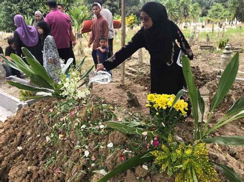Menurut kepercayaan asli, kehidupan orang yang telah mati merupakan kelanjutan dari hidupnya di dunia ini. Perbezaan Adat Orang Melayu dan Ajaran Islam Bab Kematian ...