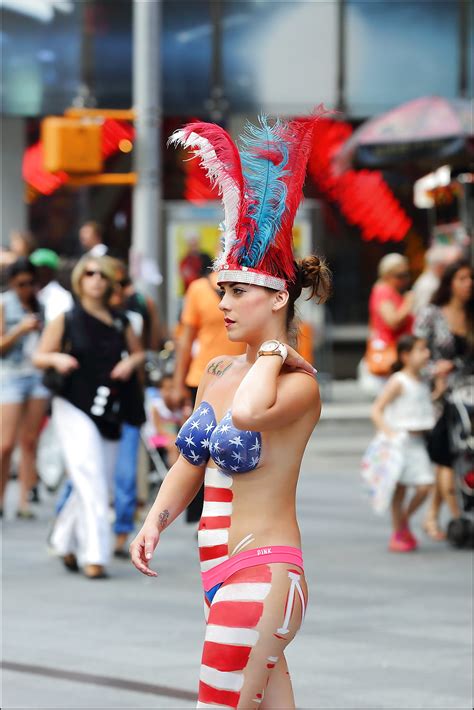 Topless Bodypainted On Times Square 53 Photos