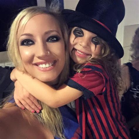 Nita Strauss Hanging With Her New Friend Matilda Today Before The Show