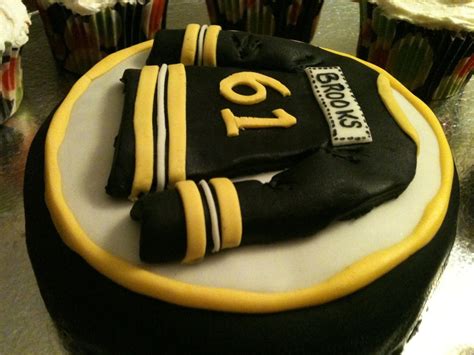 This boston bruins hockey jersey cake was made for my nephew who is one amazing hockey player and also loves the boston bruins!! Boston Bruins Cuppies - CakeCentral.com