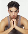 Classify singer Robbie Williams