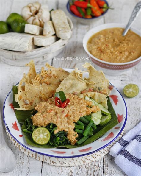 Setelah sambel selesai diuleg, masukkan tempe kukus kemudian penyet. Resep Sambal Tumpang Tempe - Masak Apa Hari Ini?