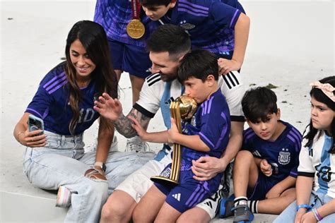 Messi Celebra Com A Esposa Antonella E Os Filhos Após Final Da Copa Do Mundo Celebridades Vogue