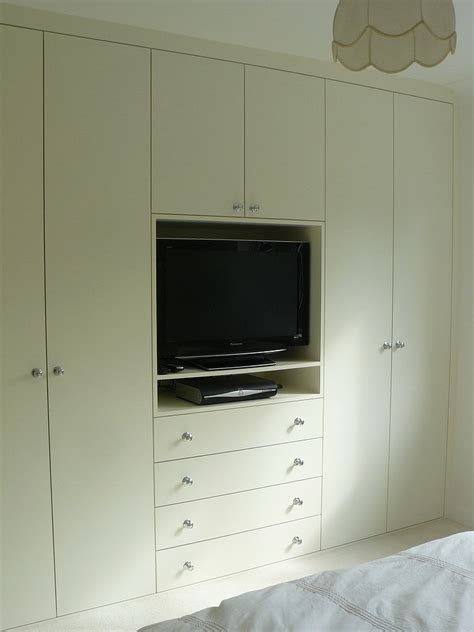 In the middle, you get a spacious shelve for your tv. 10 Ideas of Built in Wardrobes With Tv Space