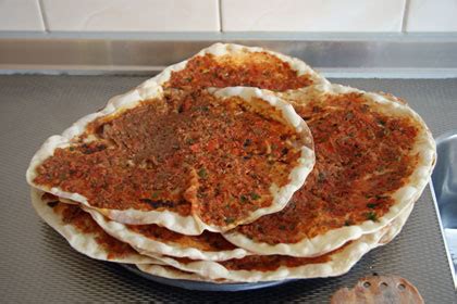 Turkije is een land op de grens van europa en azië. kapsalon eten: turkse pizza recept