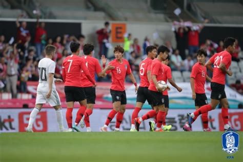 대한민국 축구 국가대표팀 스트라이커가 여러 메이져대회에서 부진할 때마다, '석현준' 이름은 항상 오르내리는데.'과연 스트라이커 부진의 해결책이 석현준인가. 벤투호 2022 카타르 월드컵 본선 여정 첫 평가전서 조지아와 ...