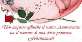 Per passare un anniversario di matrimonio felice è importante, oltre al rinnovare le promesse d'amore, regalare un sorriso ai festeggiati. Auguri di anniversario di matrimonio: ecco le frasi più belle - LeMieNozze.it