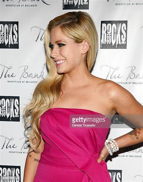 Avril Lavigne Celebrates Her 30th Birthday At The Bank Fotografías E
