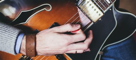 How To Hold A Guitar Pick Properly How To Properly Hold And Stop