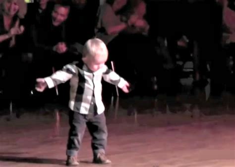 Cet Enfant De 2 Ans Danse Le Rock And Roll À La Perfection Est Ce