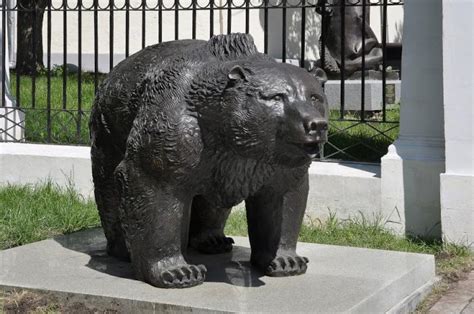 sculpture of bear the symbol of russia moscow