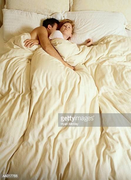 Spooning Bed Photos Et Images De Collection Getty Images