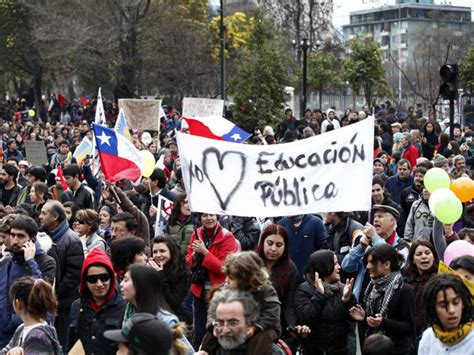 Los Estudiantes Chilenos Vuelven A Marchar A Pesar De La Represión El