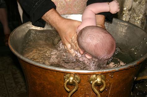 Preotul din Suceava cercetat pentru decesul unui bebeluș după botez
