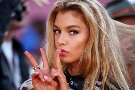 Stella Maxwell Victorias Secret Fashion Show Backstage 2016 22 Gotceleb